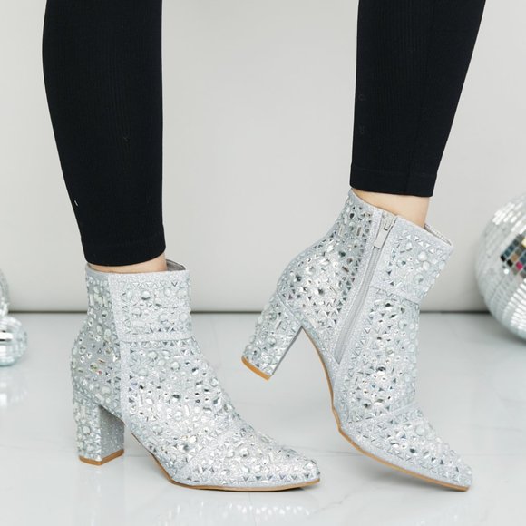 Forever Link NWT Glitter Point Toe Booties in Silver - Picture 4 of 7